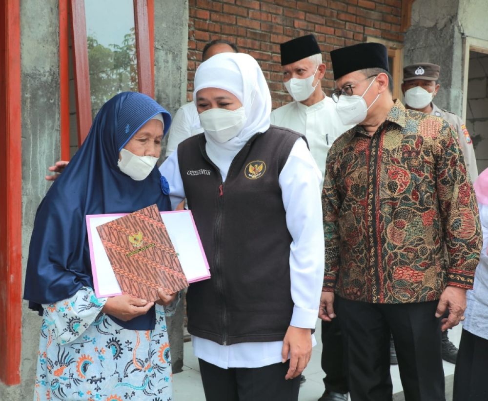 Gubernur Jawa Timur serahkan bantuan rumah layak huni kepada korban penggusuran bantaran sungai di Kedung Benteng Tanggulangin Sidoarjo. (Ist)