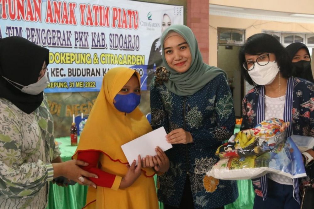 Ketua TP PKK Sidoarjo, Ning Shasa berikan bantuan kepada anak Yatim di kantor Balai Desa Sidokepung. (Ist) 