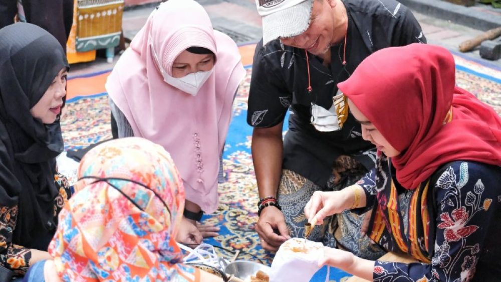 Ketua Dekranasda Sidoarjo, Ning Sasha saat menghadiri pelatihan membatik di Jl. Sawo Desa /Kecamatan Sukodono. (Ist) 