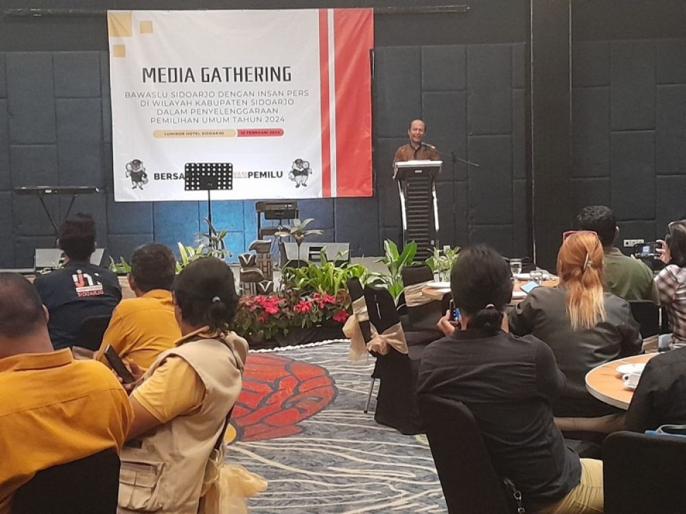 Ketua Bawaslu Sidoarjo, Agung Nugroho menyampaikan sambutan dalam acara Media Gathering di Hotel Luminor Sidoarjo. (Ist) 