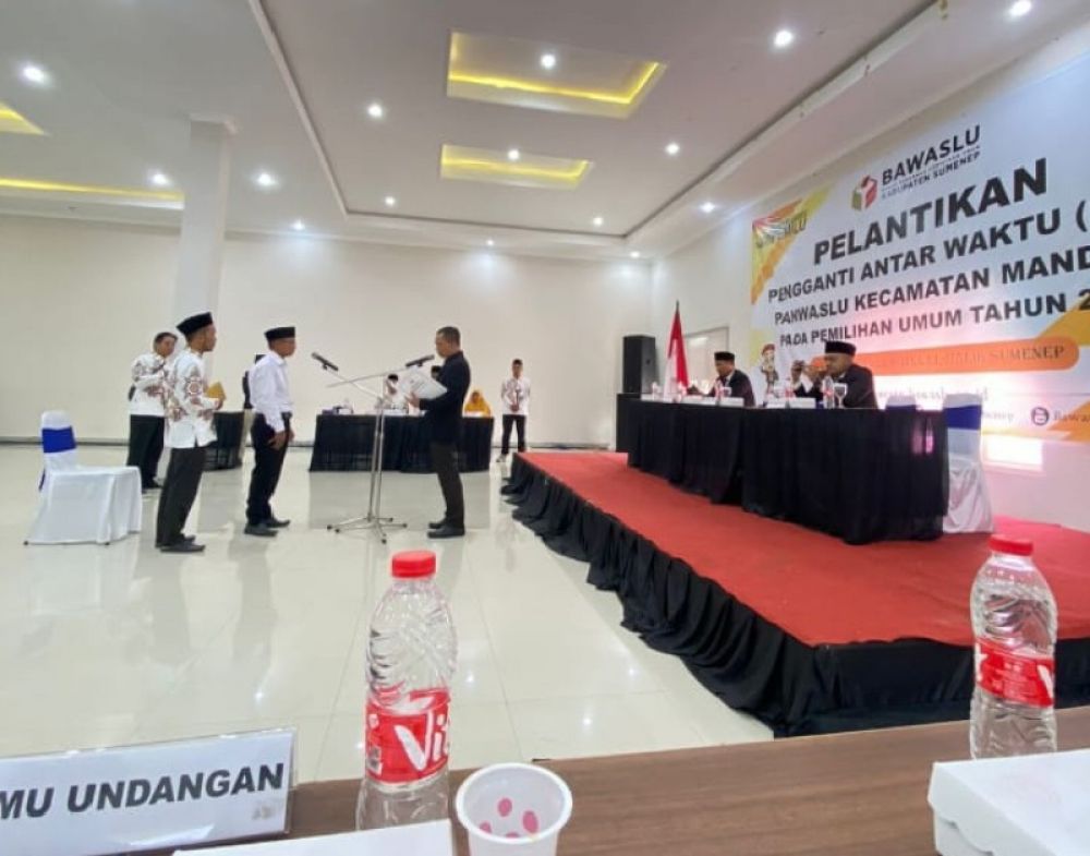 Ketua Bawaslu Sumenep Ahmad Zubaidi melantik anggota Panwascam Manding, Taufiqurrahman menggantikan Fawaid yang mengundurkan diri. . (Ist) 