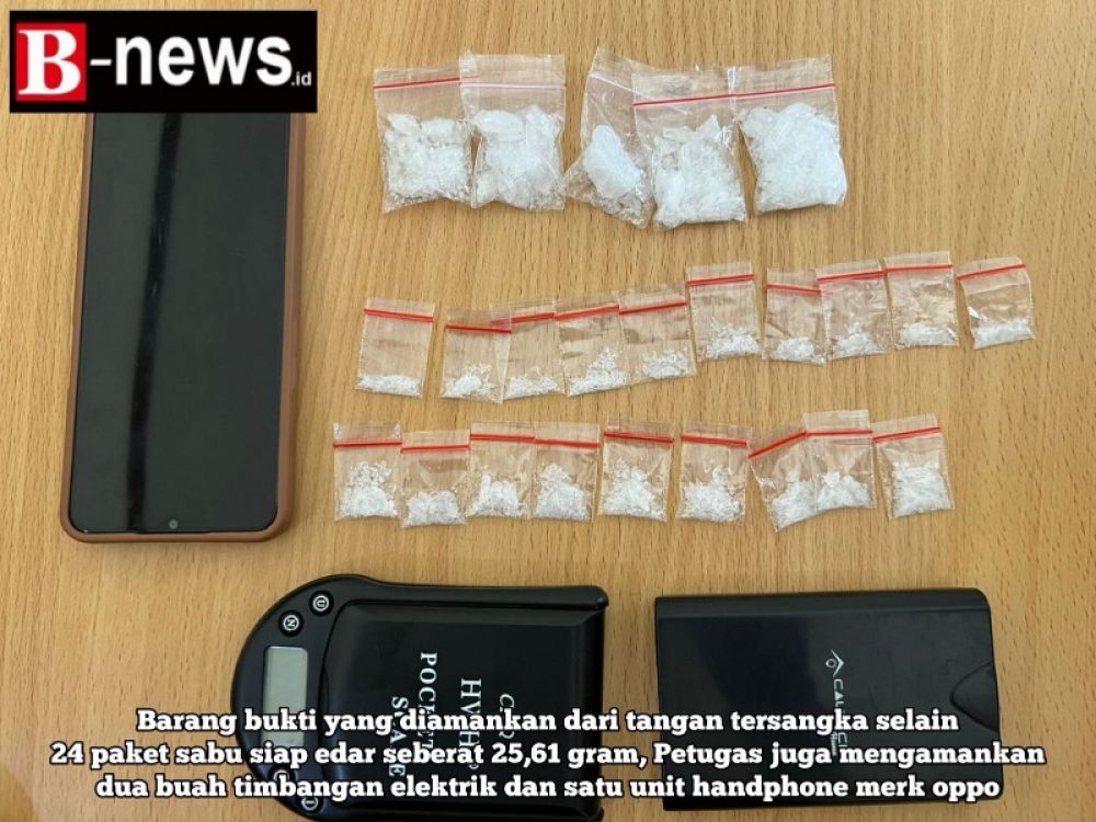 Barang bukti yang diamankan dari tangan tersangka selain 24 paket sabu siap edar seberat 25,61 gram, Petugas juga mengamankan dua buah timbangan elektrik dan satu unit handphone merk oppo saat penangkapan tersangka pada Kamis (18/5/2023) pagi.( irw) 