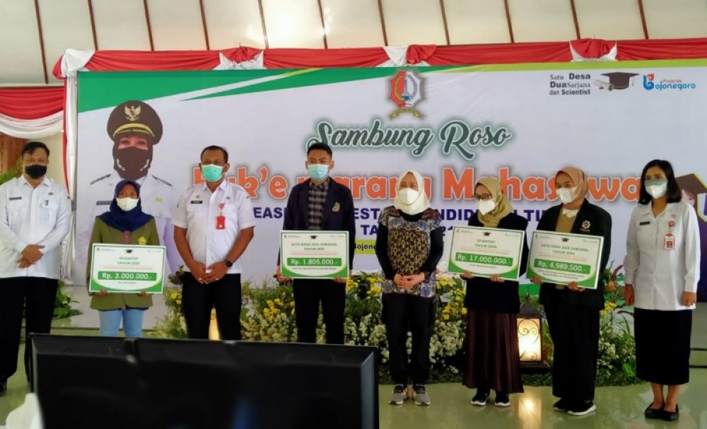Penyerahan beasiswa prestasi secara simbolis dalam acara Sambung Roso Buk e Marang Mahasiswa Tahun 2021.(Ist) 