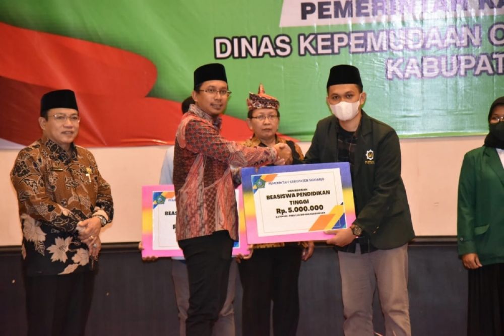 Bupati Sidoarjo Gus Muhdlor menyerahkan beasiswa pendidikan sebesar Rp 5 juta kepada mahasiswa yang memenuhi kriteria. ((Ist) 