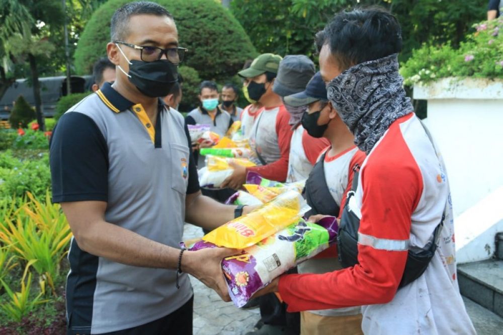 Direktur Lalulintas Polda Jatim Kombes Pol Latif Usman saat berbagi sembako. (Ist) 