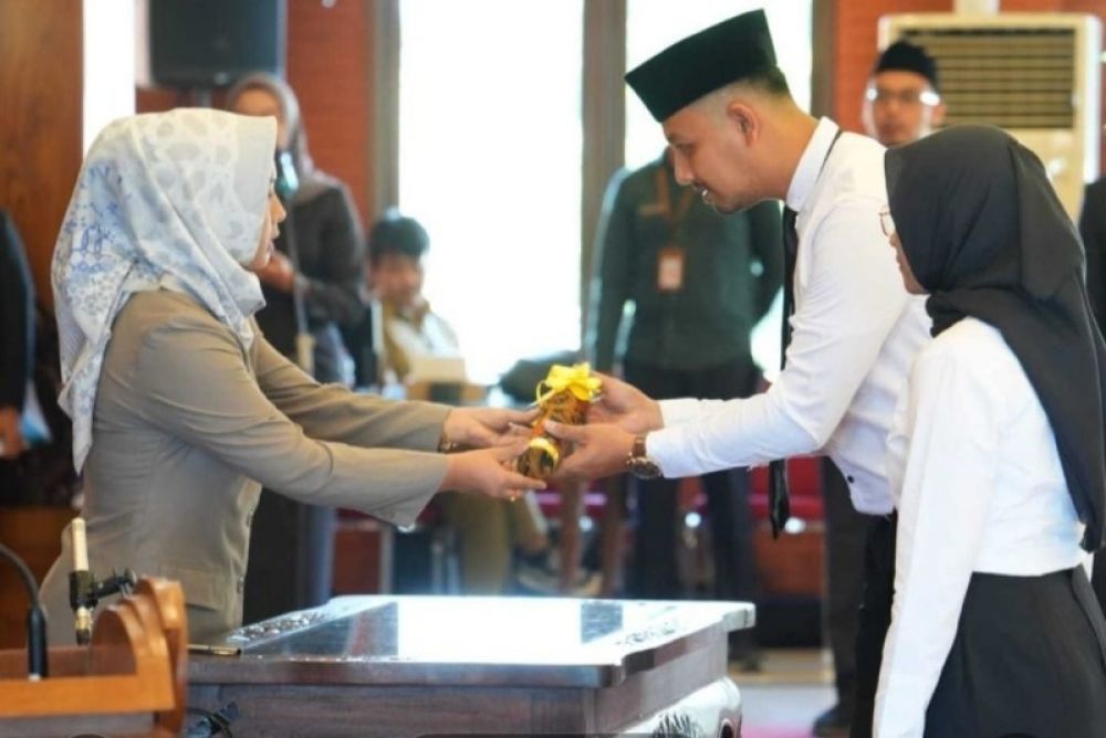 Wali Kota Mojokerto Ika Puspitasari menyerahkan petikan keputusan pada perwakilan peserta pelantikan. (ist)