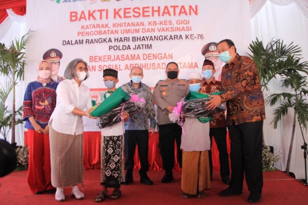 Polda Jatim gelar Bhakti Kesehatan jelang Hari Bhayangkara ke 76. Kegiatan dihadiri oleh Kabid Dokkes Polda Jatim, Kombes Pol Erwin Zainal Hakim, (Ist) 