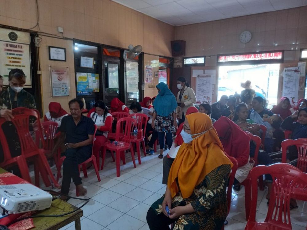 Warga Asem Jajar sangat serius menyimak paparan dari dosen FK UWKS. (Ist) 