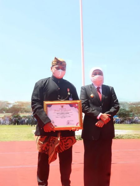 Bima bersama Gubernur Jawa Timur, Khofifah Indar Parawansa usai menyerahkan penghargaan sebagai Pemuda Inspiratif saat Upacara Sumpah Pemuda di Alun-alun Caruban, Madiun pada 28 Oktober 2022 (istimewa)