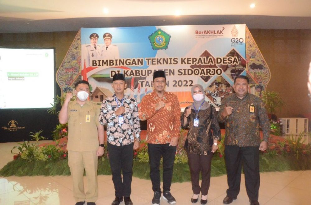 Bupati Sidoarjo Gus Muhdlor bersama Kadis PMD Mulyawan usai membuka Bimtek 84 Kades di Hotel Singhasari Resort Batu Malang. (Ist) 