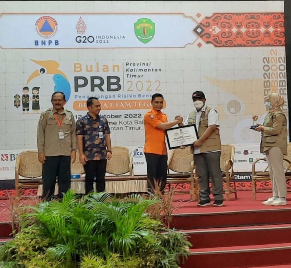 Kepala Pelaksana BPBD Bojonegoro, Ardhian Orianto saat menerima penghargaan. (Ist) 