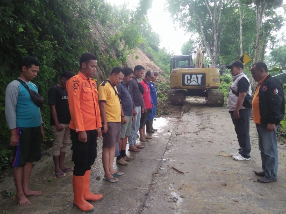 Pemkab Bojonegoro melalui BPBD sigap menangani tanah longsor dan luapan sungai di Kedewan. (Ist) 