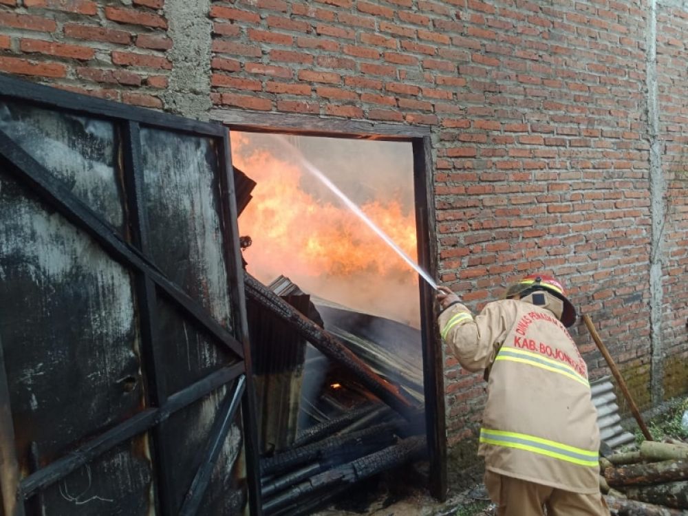 Petugas Damkar segera respon cepat dan tanggap saat merespon aduan masyarakat terkait kebakaran. (Ist) 