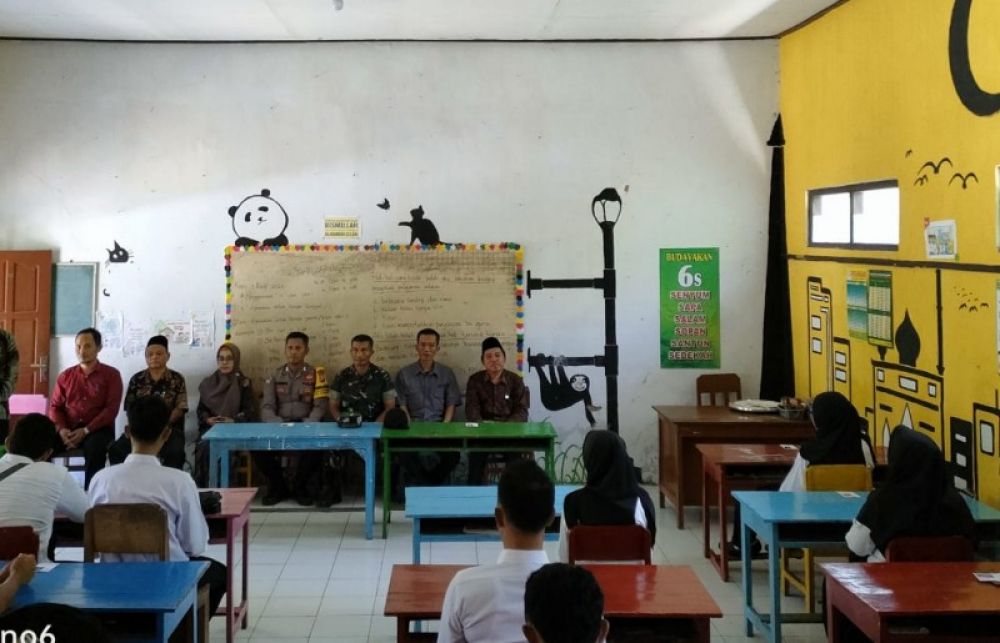 Camat Kademangan Yudo Ismaryanto dan anggota Forkopimda dan Kades Plumpungrejo menyaksikan pengumuman hasil ujian. (Ist) 