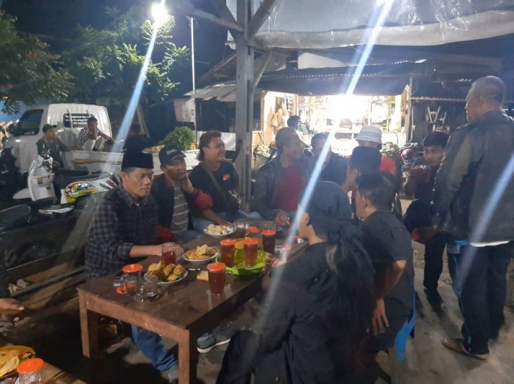 Para pedagang pasar Wlingi Blitar menggelar dialog terbuka terkait beredarnya isu akan di pindah direspon cepat oleh DPRD Kabupaten Blitar dan tegaskan tidak akan dipindah. (Ist) 