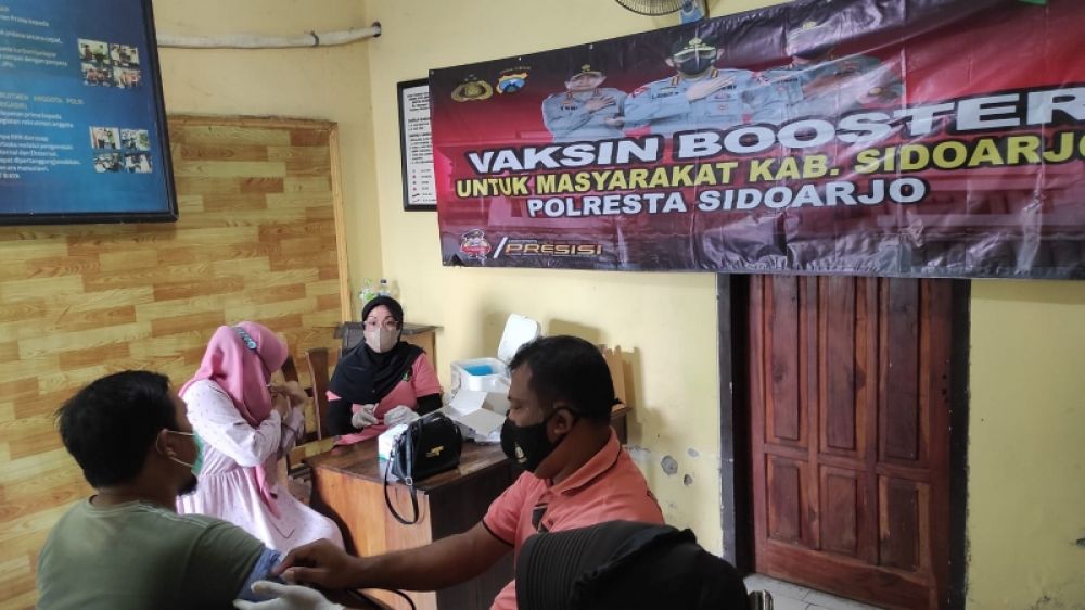 Petugas kesehatan melakukan penyuntikan vaksin di wilayah Prambon. (Ist) 