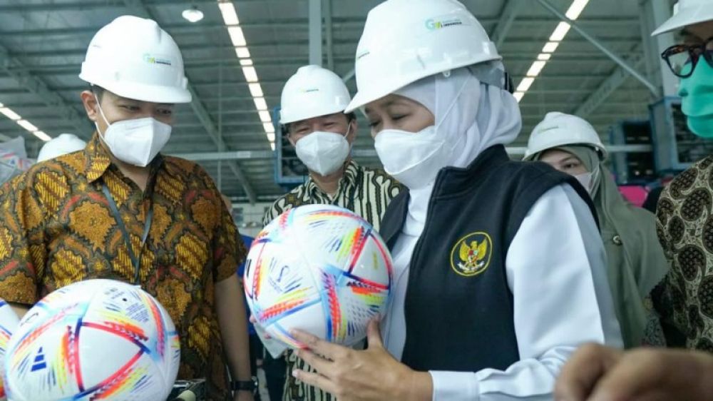 Gubernur Jawa Timur Khofifah Indar Parawansa mengunjungi pabrik yang memproduksi Bola di Madiun. (Ist) 