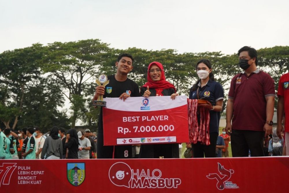 Bonus yang dijanjikan Bupati Kediri Mas Dhito di ajang Piala Bupati Rp 7 juta untuk top skor dan pemain terbaik. (Ist) 