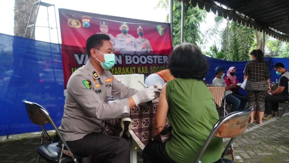Petugas Polresta Sidoarjo saat menyuntik vaksinasi booster. (Ist) 