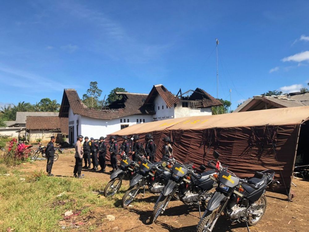 Brimob Poolda Jatim saat mendirikan posko pengamanan dan berjaga-jaga di sekitar area aksi teror. (Ist) 