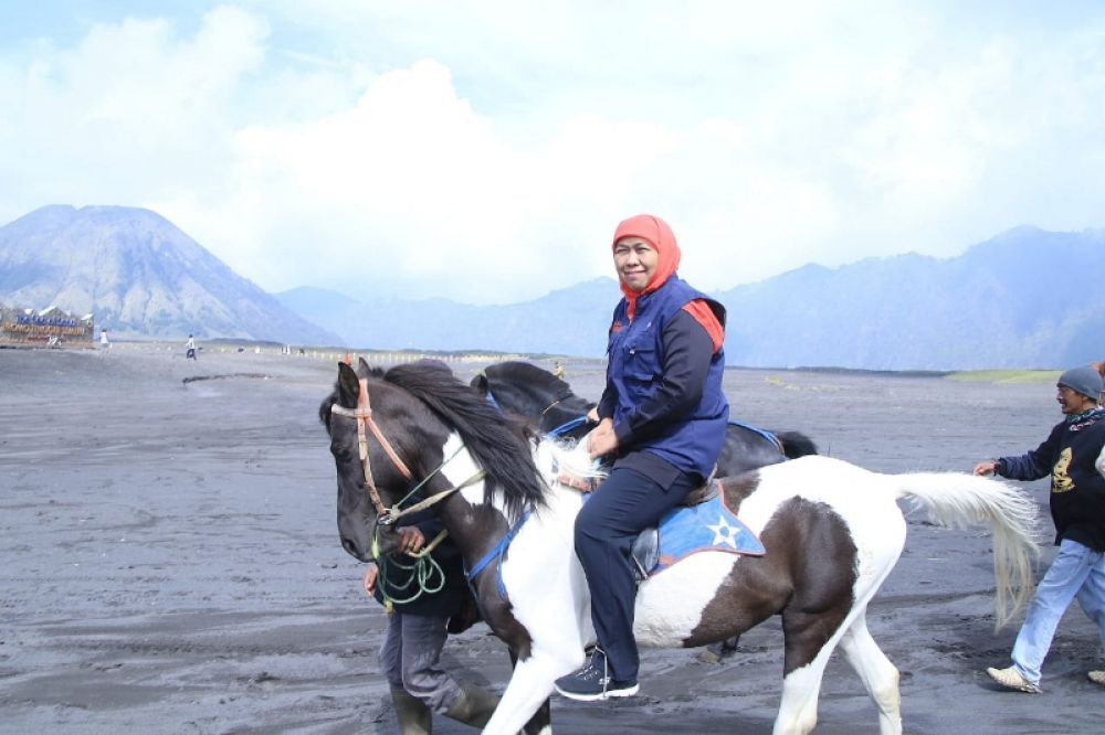 Gubernur Khofifah saat meninjau destinasi wisata Bromo Jawa Timur (ist) 