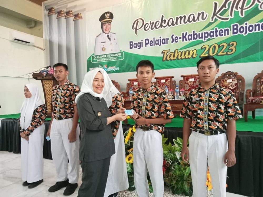 Bupati Bojonegoro, Anna Mu'awanah serahkan KTP kepada siswa di sekolah. (Ist) 