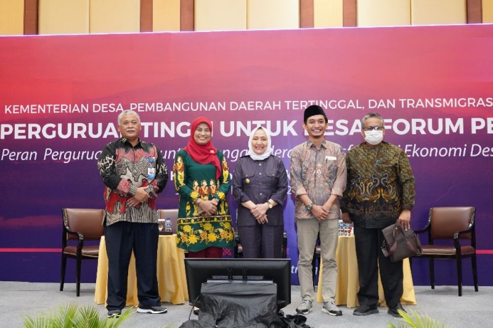 Bupati Bojonegoro Anna Mu'awanah menghadiri acara Forum Perguruan Tinggi Untuk Desa sebagai narasumber di hotel Borobudur Jakarta. Bersama Rektor Unesa Surabaya dan Rektor UNY Jogyakarta. (Ist) 