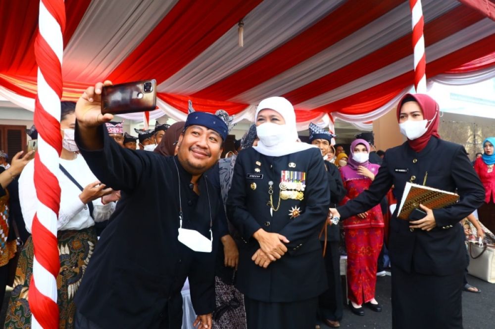 Gubernur Jawa Timur Khofifah Indar Parawansa mengundang tokoh adat suku-suku di Jatim pada HUT Provinsi Jatim ke 77 di Grahadi Surabaya. (Ist) 