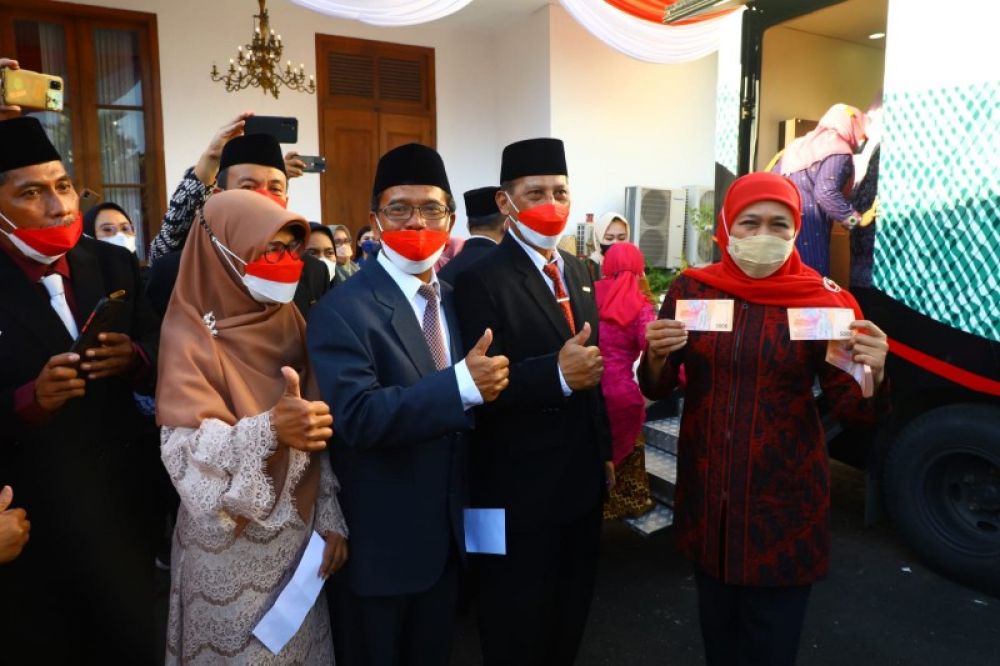 Gubernur Khofifah membri hadiah uang kertas keluaran terbaru Tahun Emisi 2022 kepad 350 guru di Grahadi Surabaya. (Ist) 