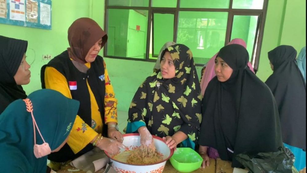 Wali Murid MTs Desa Sambo Gunung Dilatih Bikin Nugget dari Ikan Mujaer