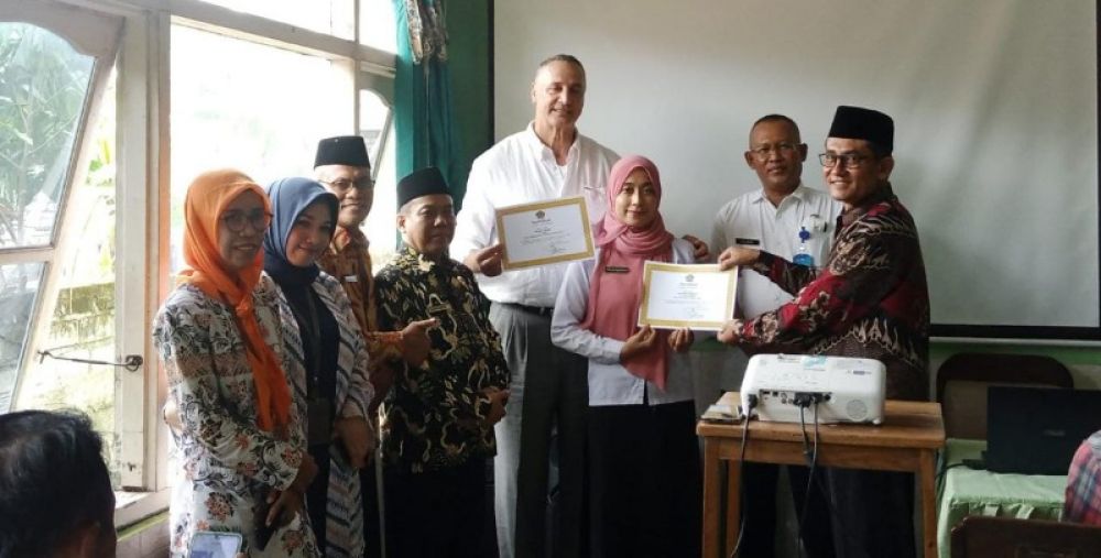 Beberapa pasangan pengantin berfoto bersama usai lakukan bimbingan perkawinan, termasuk pasangan pengantin Bule dari Australia Ezedin Akari Bin Mohammad dan Eni Muji Rahayu . (Ist) 