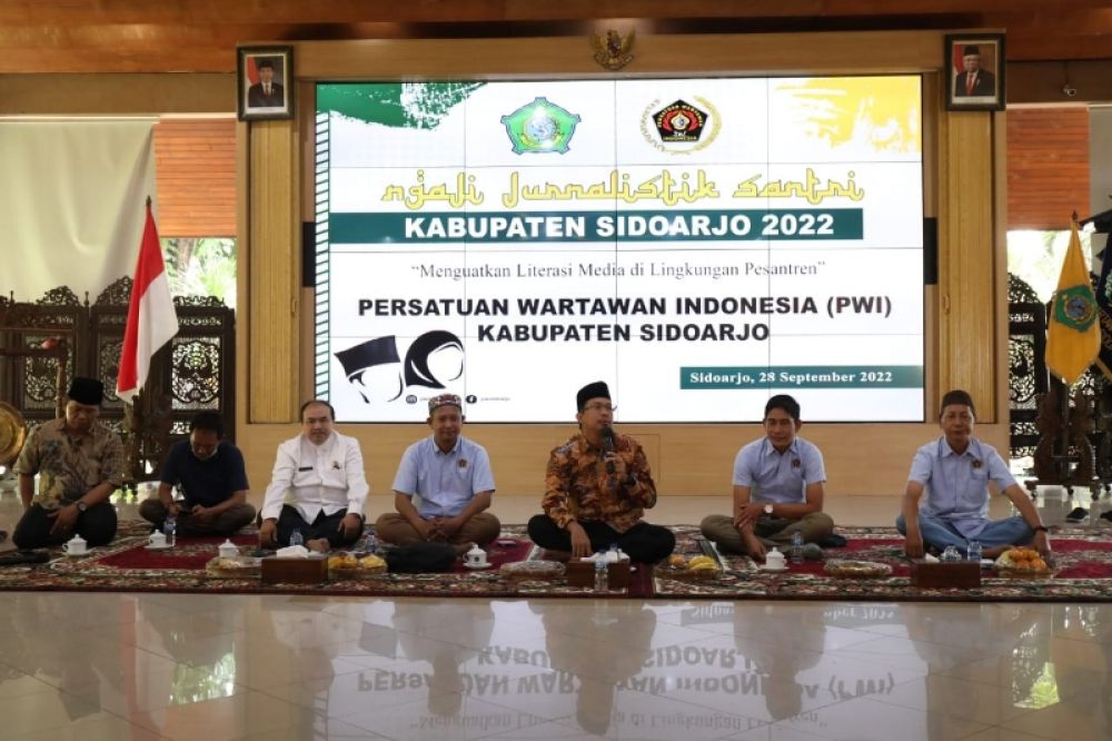 Bupati Sidoarjo Gus Muhdlor saat berikan sambutan didampingi Ketua PWI Sidoarjo Mustain dan Kadiskominfo Didik saat mengikuti Ngaji Jurnalistik Santri di Pendopo Delta Wibawa Sidoarjo. (Ist) 