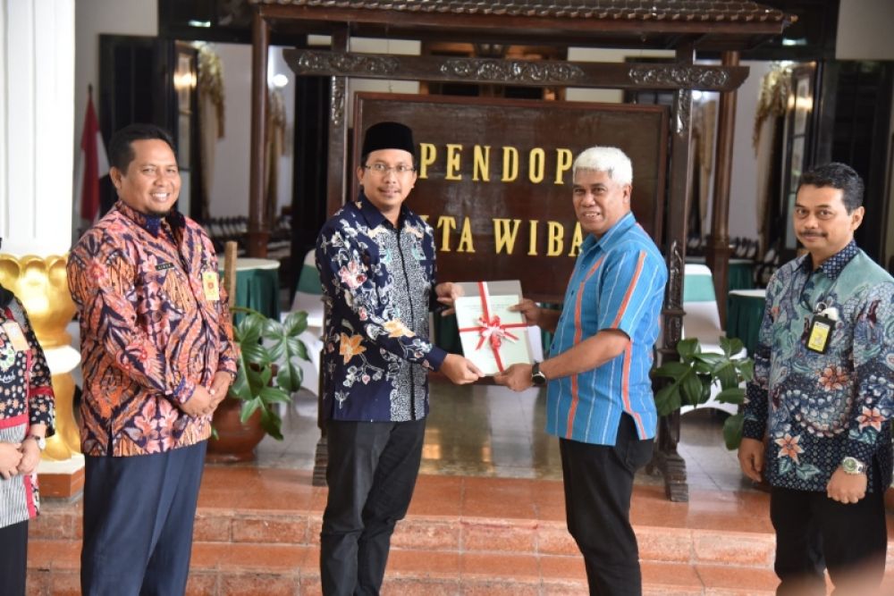 Bupati Sidoarjo Gus Muhdlor menyerahkan aset daerah kepada kepala BPN Sidoarjo. (Ist) 