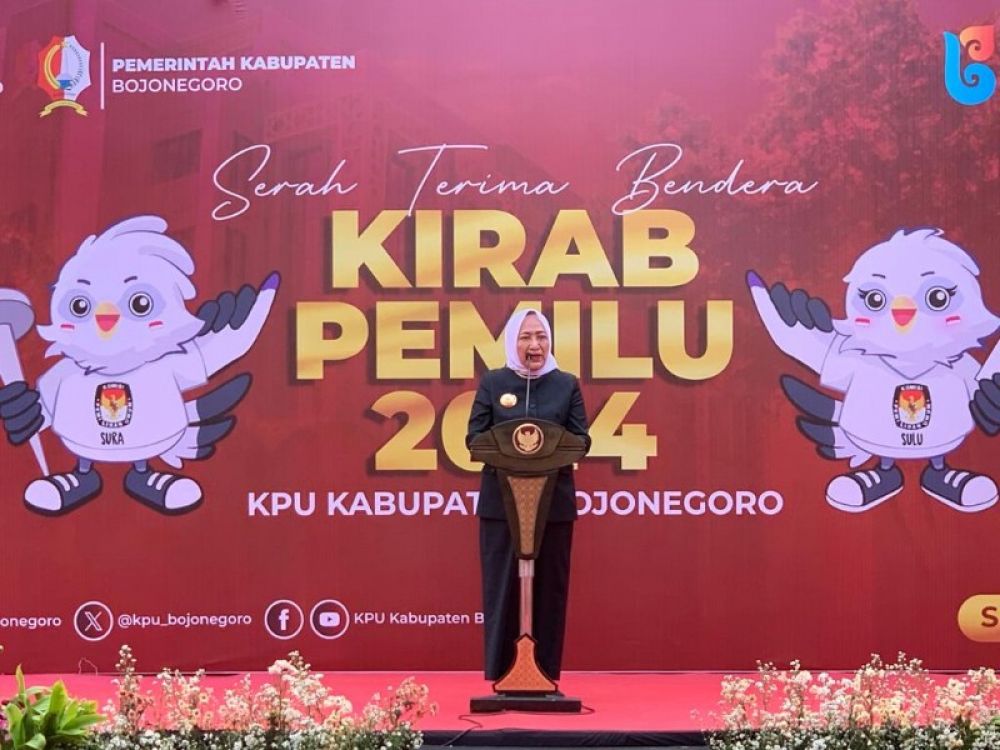 Bupati Bojonegoro, Anna Mu'awanah menyampaikan sambutan sebelum melepas kiirab pemilu 2024. (Ist)