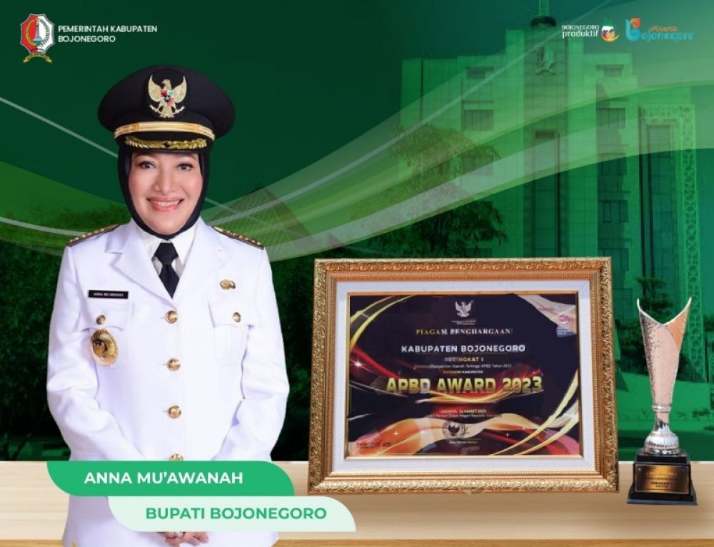 Bupati Bojonegoro Anna Mu'awanah bersama Emha Ainun Najib dan Fokopimda saat menghadiri gelaran Fullmoon Sinau Bareng Cak Nun di Alun-alun Bojonegoro. (Ist) 