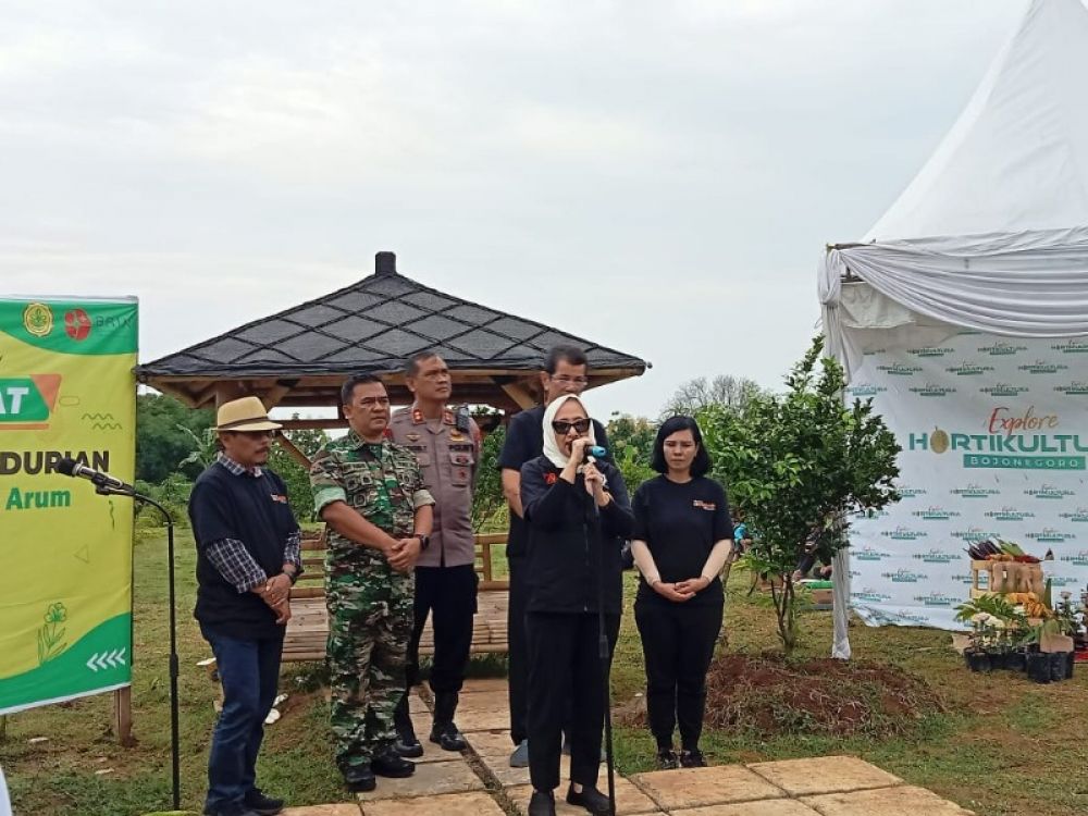 Bupati Bojonegoro Anna Mu'awanah menghadiri penyerahan sertifikat tanda daftar durian dari Kementerian Pertanian. (Ist) 