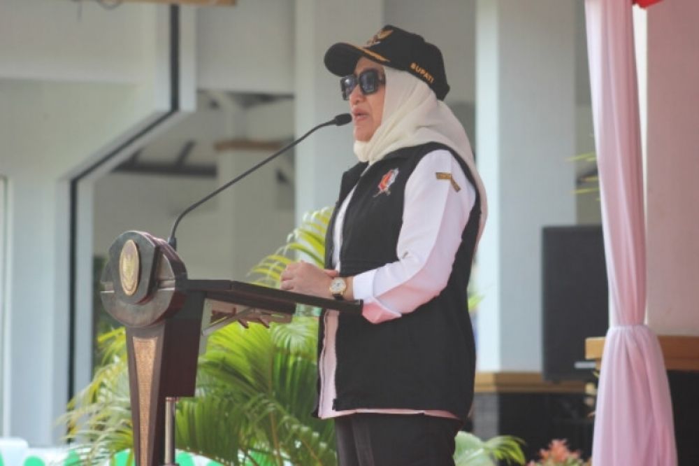 Bupati Bojonegoro Anna Mu'awanah saat memimpin apel kesiapsiagaan penanggulangan bencana. (Ist) 