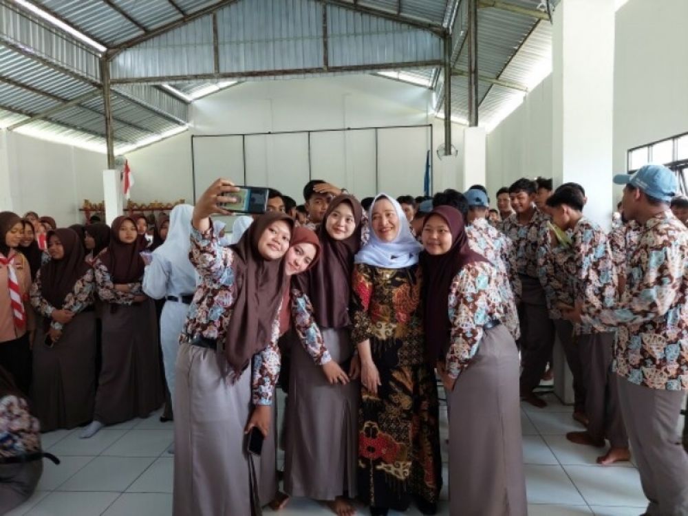 Bupati Bojonegoro, Anna Mu'awanah bersama siswi SMAN 1 Sugihwaras usai menghadiri literasi digital menangkal berita hox. (Ist) 