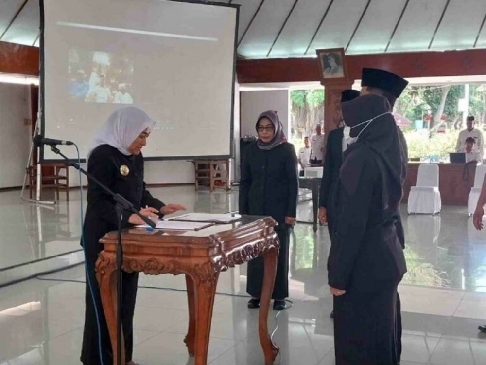 Bupati Bojonegoro Anna Mu'awanah saat melatik puluhan pejabat Administrator. (Ist) 