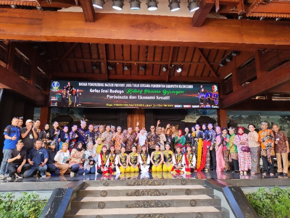 Bupati Bojonegoro Anna Mu'awanah beserta Kepala Bakorwil Bojonegoro saat menghadiri pentas seni di TMII Jakarta. (Ist) 