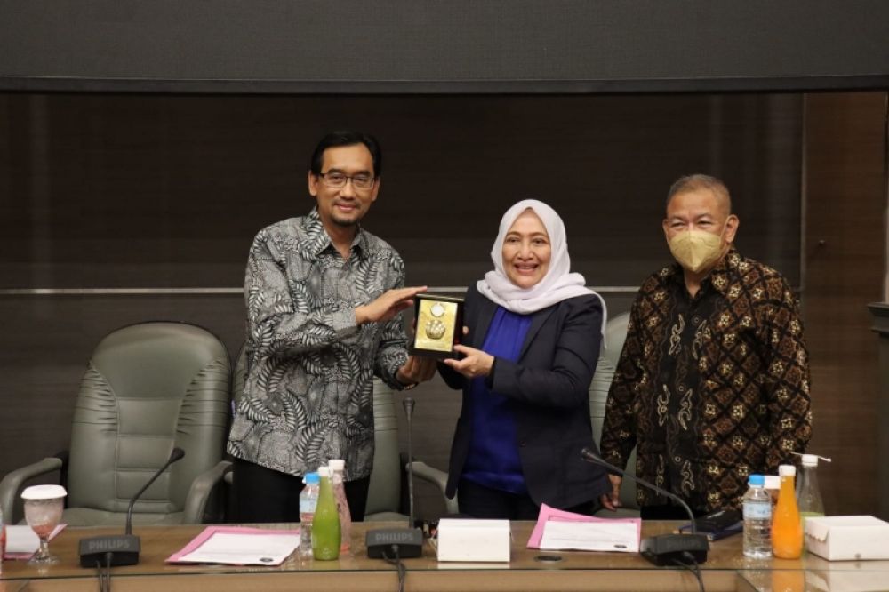 Bupati Bojonegoro Anna Mu'awanah melanjutkan program RPL Desa tingkat S2 bekerjasama dengan UB dan Kemendes PDTT. (Ist) 