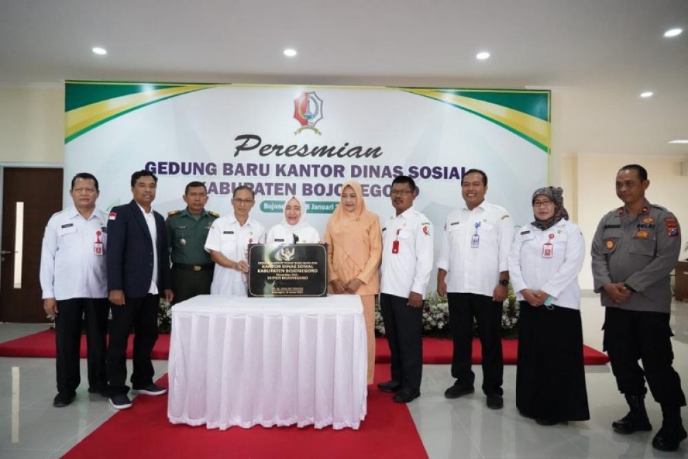 Bupati Bojonegoro Anna Mu'awanah meresmikan gedung baru kantor Dinsos, ajak meningkatkan pelayanan. (Ist) 