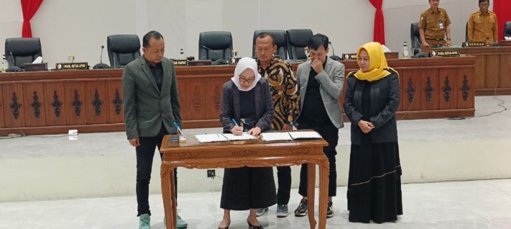 Bupati Bojonegoro Anna Mu'awanah menandatangani nota BAP hasil rapat paripurna DPRD menanggapi hasil laporan Banggar Raperda pertanggungjawaban pelaksanaan APBD Tahun 2022. (Ist) 