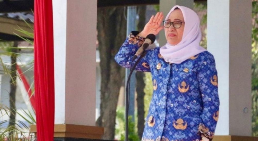 Bupati Bojonegoro Anna Mu'awanah saat memimpin upacara rutin Senin pagi. (Ist) 
