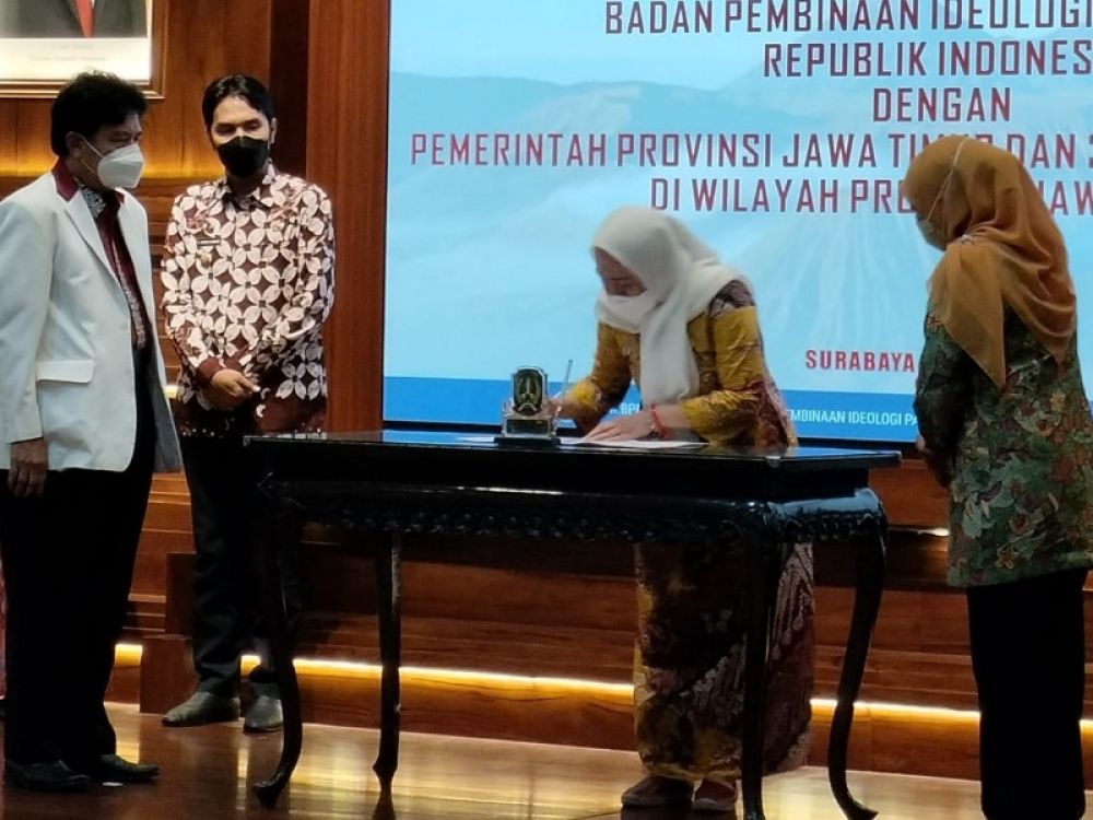 Bupati Bojonegoro, Anna Mu'awanah menandatangani Nota Kesepakatan dengan BPIP di Gedung Negara Grahadi Surabaya. (za) 