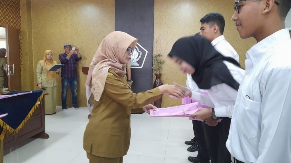 Bupati Blitar Rini Syarifah Serahkan SK Pengangkatan Kepada 13 CPNS