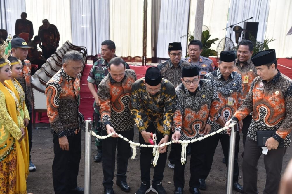 Bupati Sidoarjo Gus Muhdlor meresmikan SMPN 2 Tulangan bersama Ketua DPRD Sidoarjo, H Usman didampingi Kepala Dinas Pendidikan Tirto Adi. (Ist) 