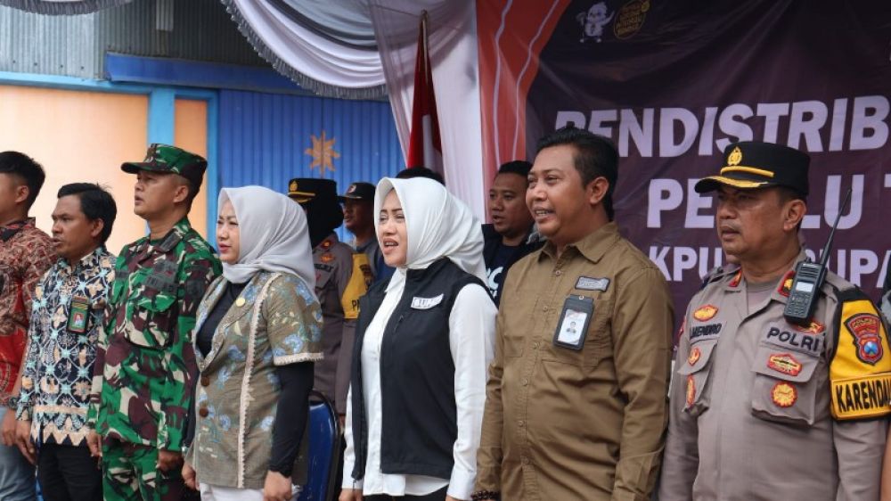 Bupati Mojokerto Ikfina Fahmawati menghadiri upacara pemberangkatan pendistribusian logistik Pemilu 2024. (ist)