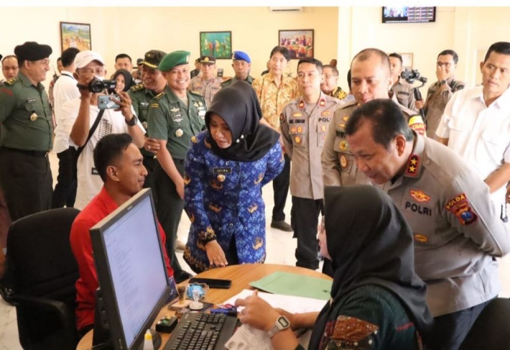 Bupati Mpjokerto Ikfina bersama Kapolda Jatim Toni sedang mengecek pelayanan di MPP Polresta Mojokerto. (Ist) 
