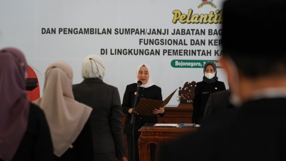 Bupati Bojonegoro, Anna Mu'awanah membacakan sumpah jabatan saat pelantikan pejabat Bojonegoro. (ist) 